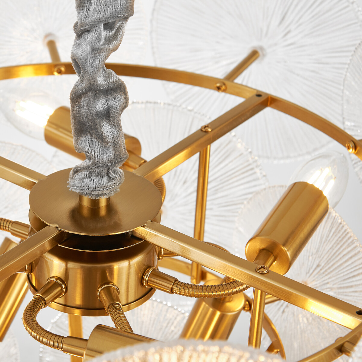 в наличии 799083 Люстра RETRO 8х8W (led) E14 ЛАТУНЬ/ПРОЗРАЧНЫ - купить в интернет-магазине Светильники Торг